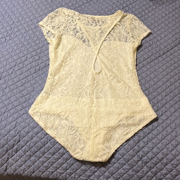 Almost Famous Brand lace bodysuit with bust lining,short sleeve,cream color, L - Picture 4 of 5